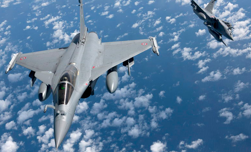 Bombardeos matan a 25 civiles en bastión del grupo EI en Siria