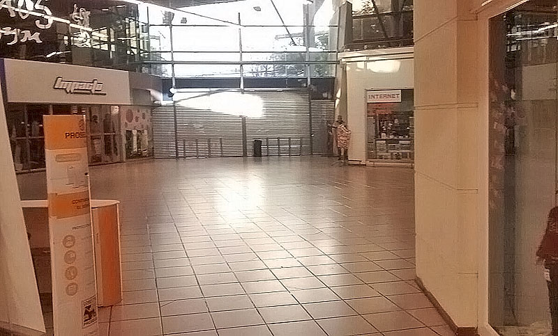 Carrefour sorprendió a varios de sus empleados no dejándolos entrar a trabajar