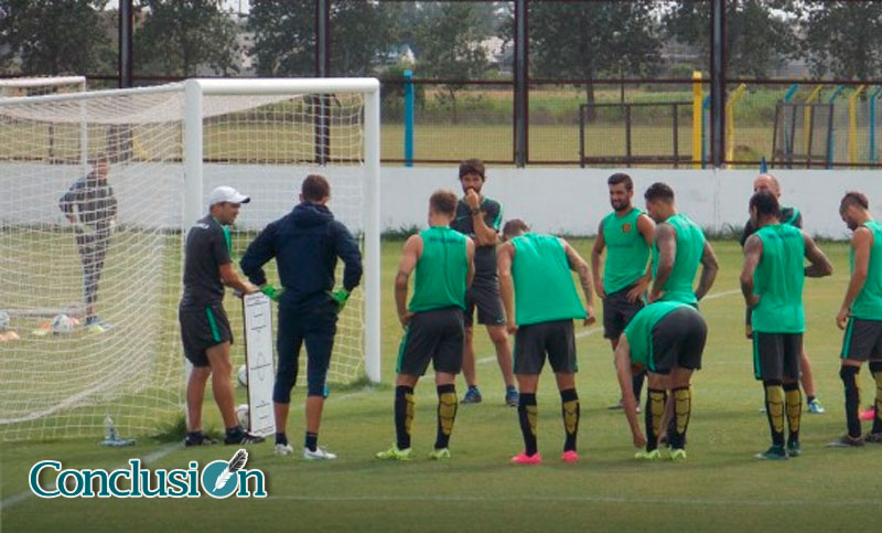 El rompecabezas de la defensa canalla, un problema para Coudet