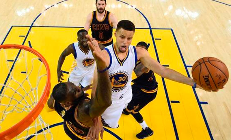 Warriors pisa fuerte en la serie final y se acerca al bicampeonato de la NBA