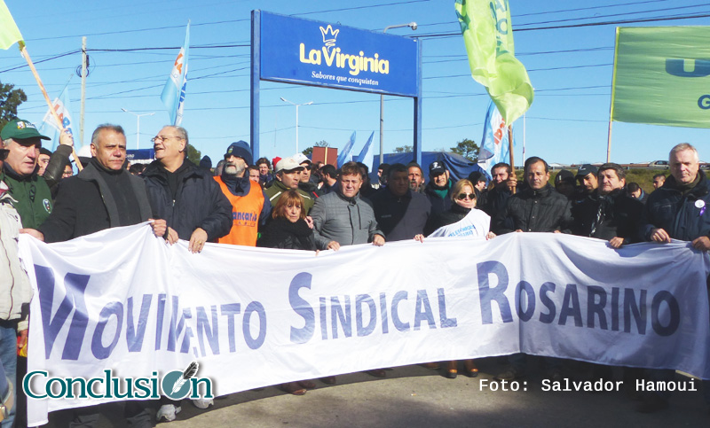 Manifestación en La Virginia en defensa de trabajadores de la alimentación