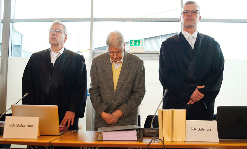 Alemania condena a cinco años de prisión a un guardia nazi de Auschwitz de 94 años de edad