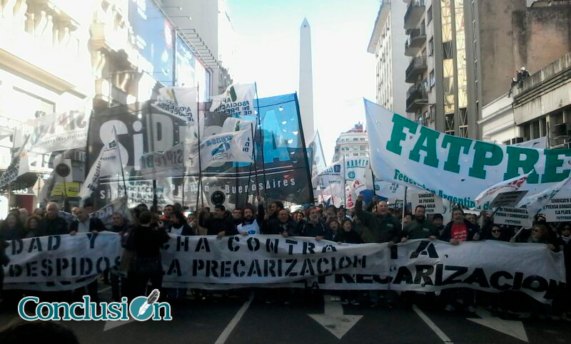 Trabajadores de prensa de todo el país reclamaron en el Obelisco