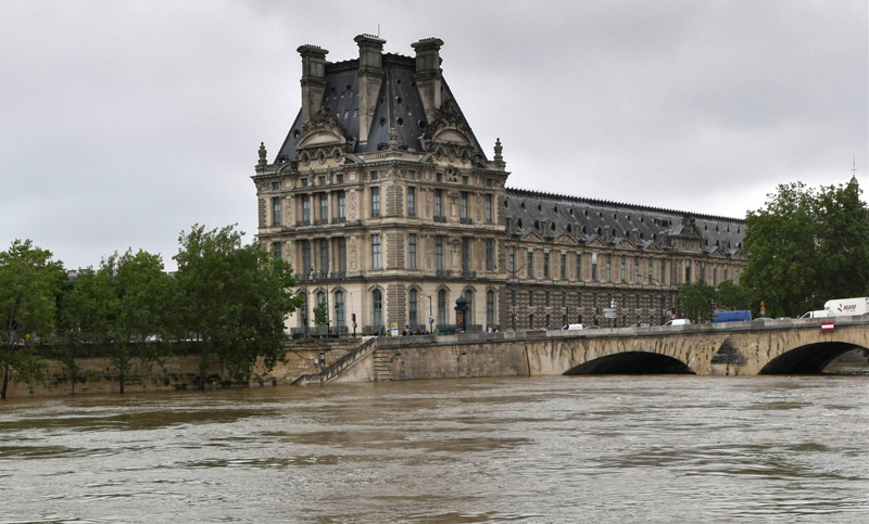 El nivel del río Sena mantuvo un descenso en su paso por París