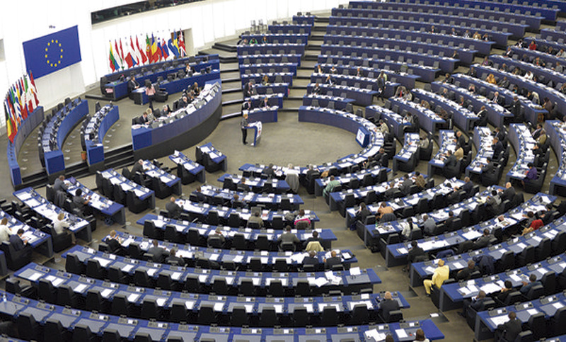 Parlamento europeo insta al Reino Unido a iniciar Brexit desde el martes