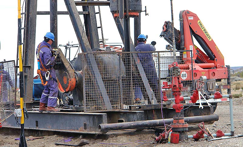 El gobierno aumentó por decreto un 30% el salario de los petroleros