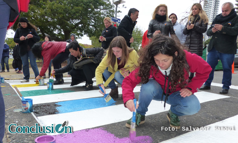 Pintadas por la diversidad frente al Concejo Municipal