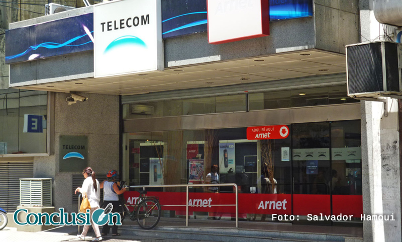 Telefónicos se movilizan a las oficinas de Telecom por falta de respuestas