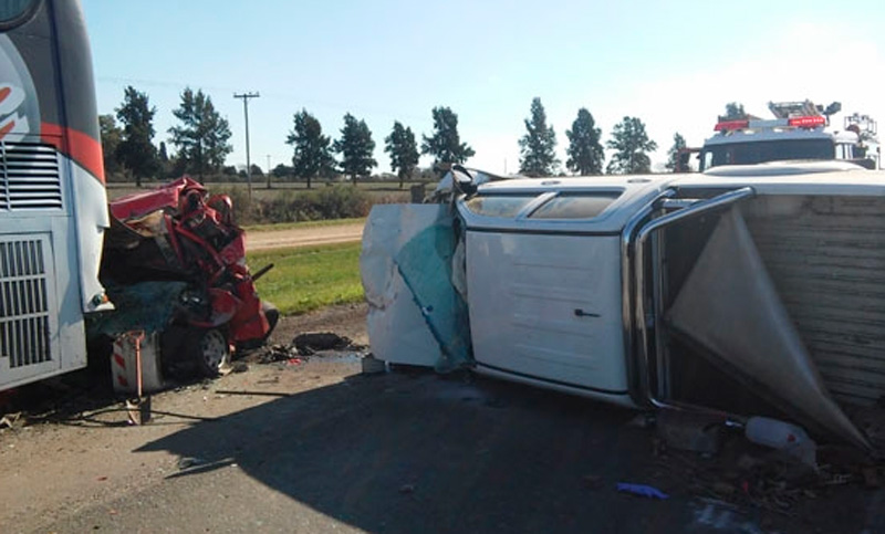 Un tremendo accidente en la autopista Rosario-Buenos Aires se cobró dos víctimas