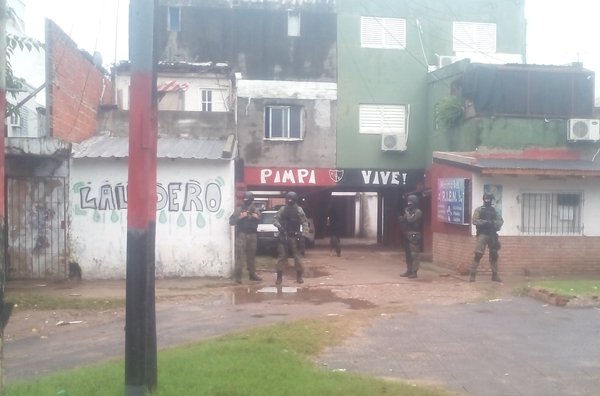 Secuestran armas en allanamientos por crimen de una mujer