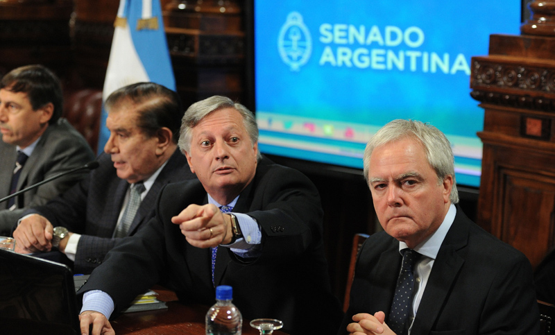 Aranguren dio explicaciones al Senado sobre el tarifazo y no descartó renunciar