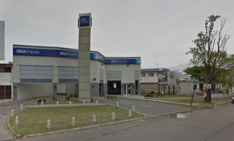 Delincuentes armados asaltaron a una mujer al salir de un banco