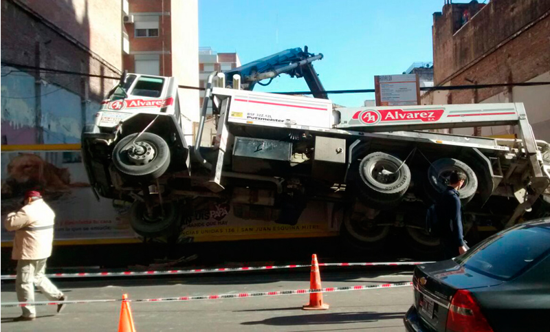Un camión hormigonero levitó en medio del centro rosarino