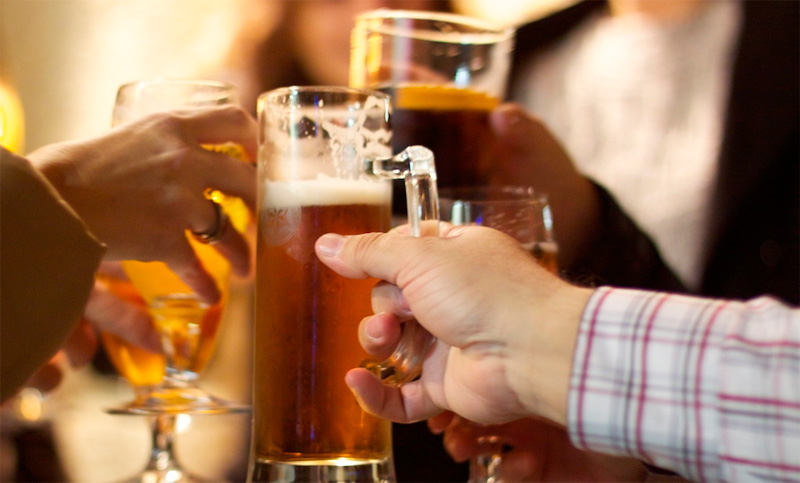 Cuánto cayó el consumo de gaseosas y cervezas en lo que va del año