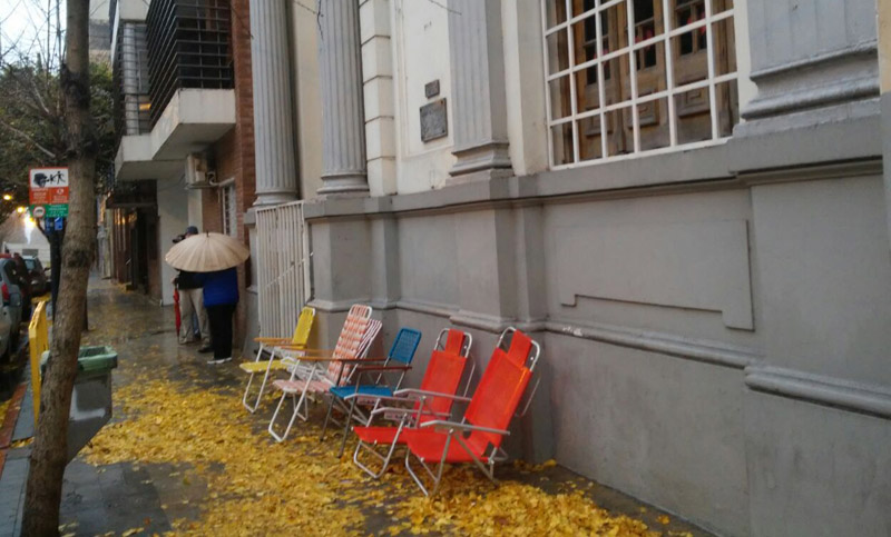 Padres acamparon bajo la lluvia para anotar a sus hijos en la escuela