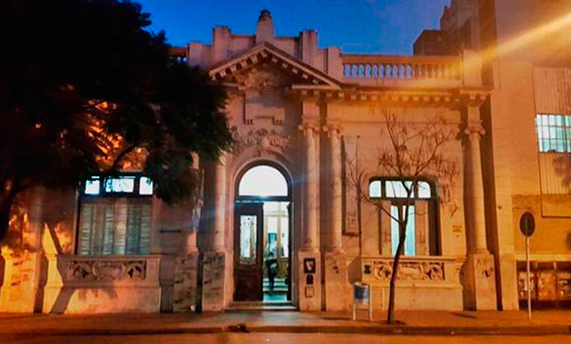 Alumno golpeó a su profesora y la roció con pintura porque le puso un ocho