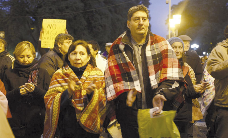 La CTA Autónoma y trabajadores de la energía convocaron a un «frazadazo» contra tarifazos