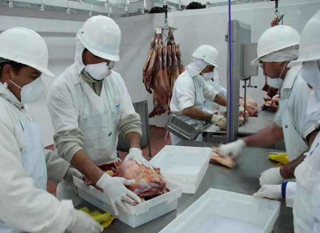 Trabajadores de la carne paran este martes por posibles despidos