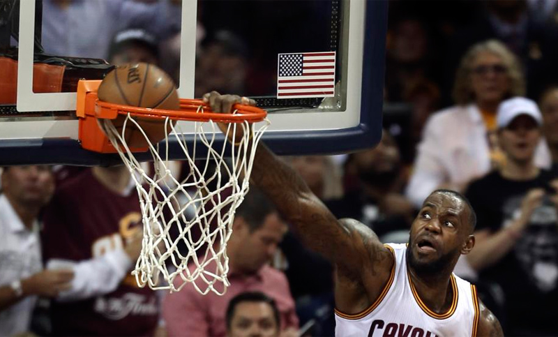 Cavaliers vencieron a Warriors y siguen en la pelea por el título