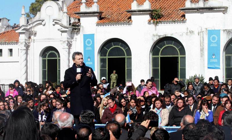 Macri pidió a los argentinos que confíen en que su gobierno “pondrá al país de pie”