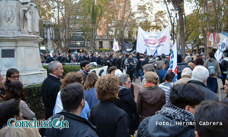 Las Madres de Plaza de Mayo realizaron un acto de “desagravio a la bandera”