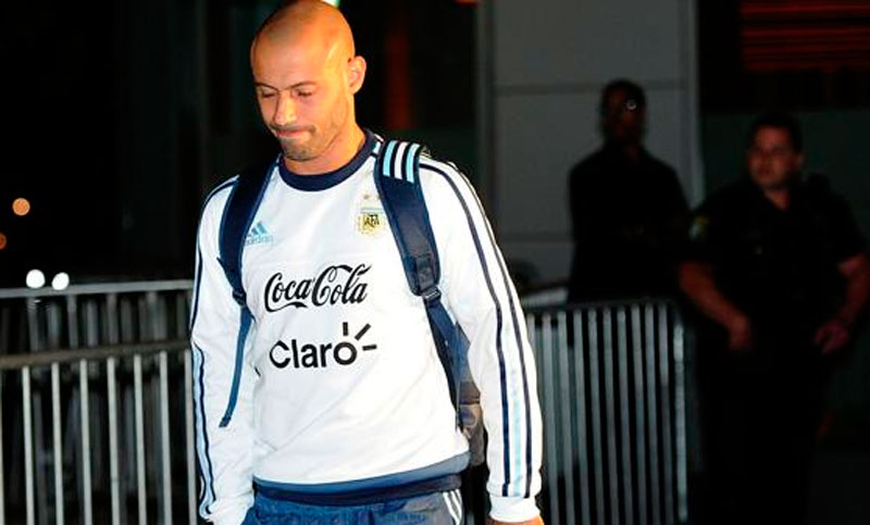 La selección argentina retorna al país tras la derrota con Chile