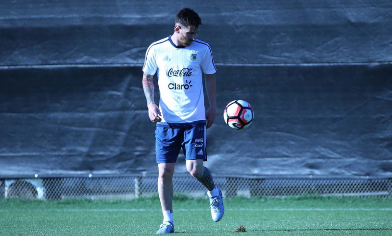 Lionel Messi trabajó a la par del grupo y se prepara para debutar