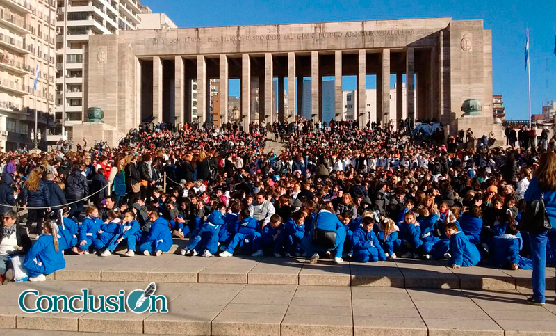 Niñas y niños de todo el país prometieron lealtad a la enseña patria