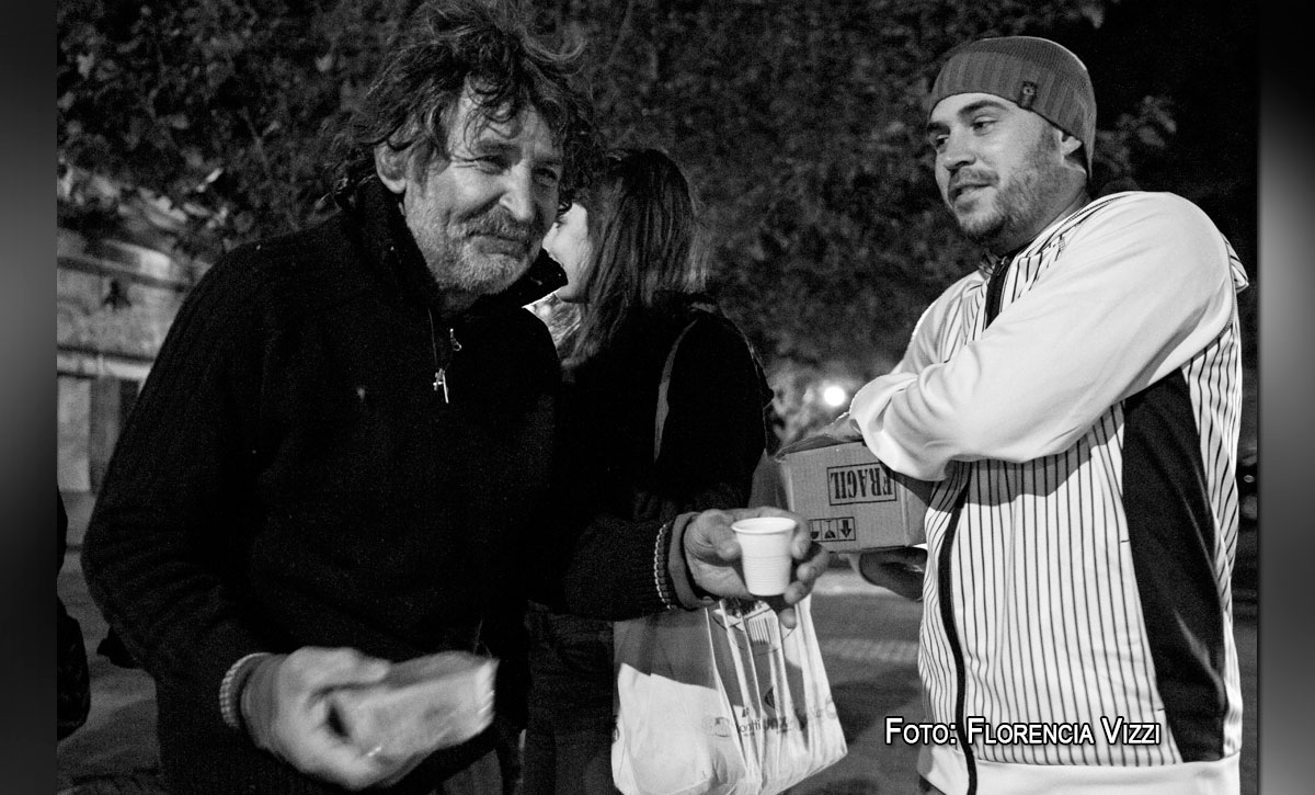 Noches rosarinas: el Movimiento Solidario reparte comida caliente a personas en situación de calle.