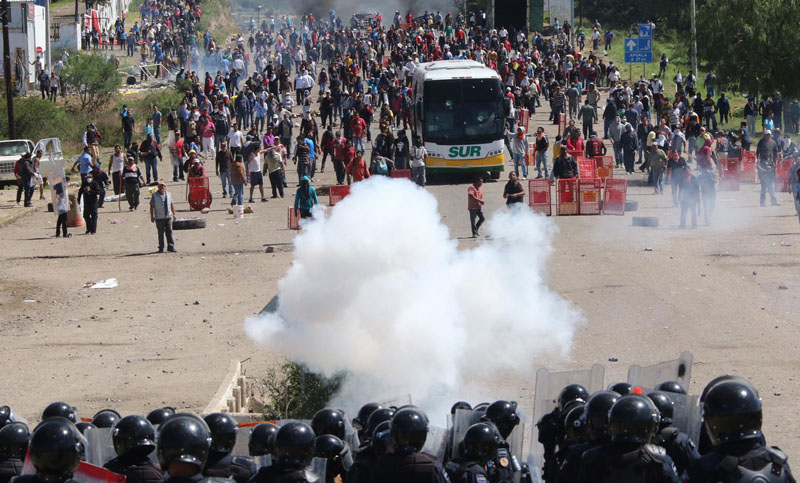 México: protesta de maestros cerró con 8 muertos y más 100 heridos