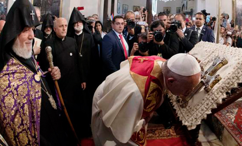 El Papa llega a Armenia, que lo recibe con los brazos abiertos