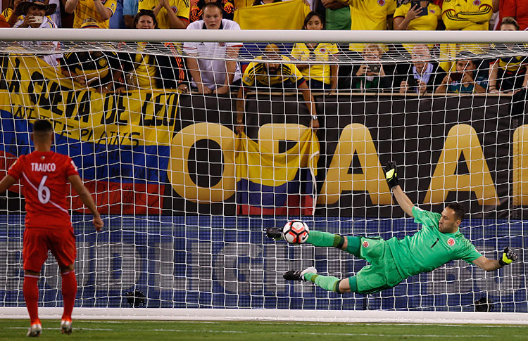 Con una gran actuación de Ospina, Colombia ganó por penales y es semifinalista