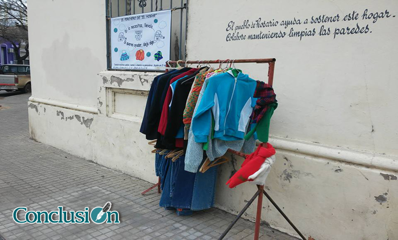 El Perchero de El Hogar: una idea solidaria que se contagia en Rosario
