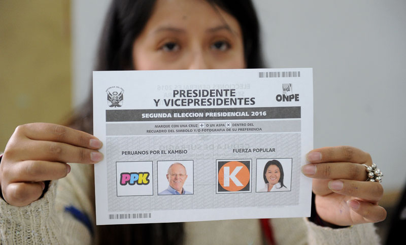 Los peruanos se vuelcan a las urnas para elegir su nuevo presidente
