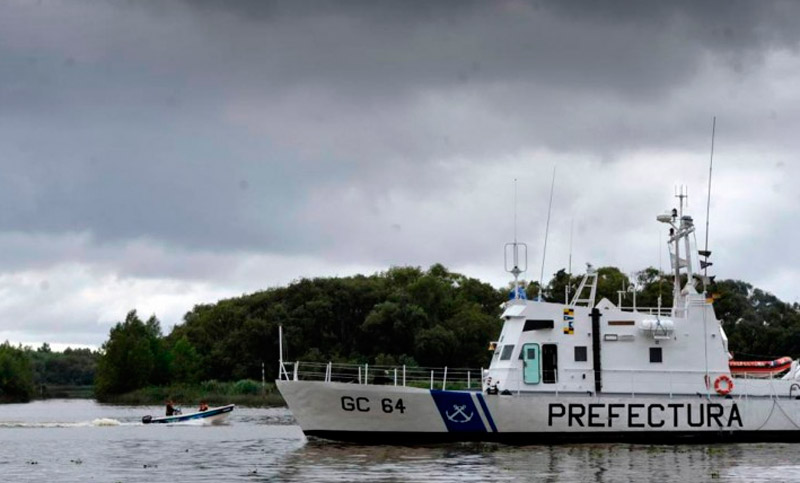 Pescador cayó desde barranca y quedó colgado de un hierro