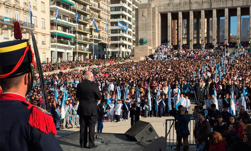 Miles de chicos en la promesa de lealtad a la bandera