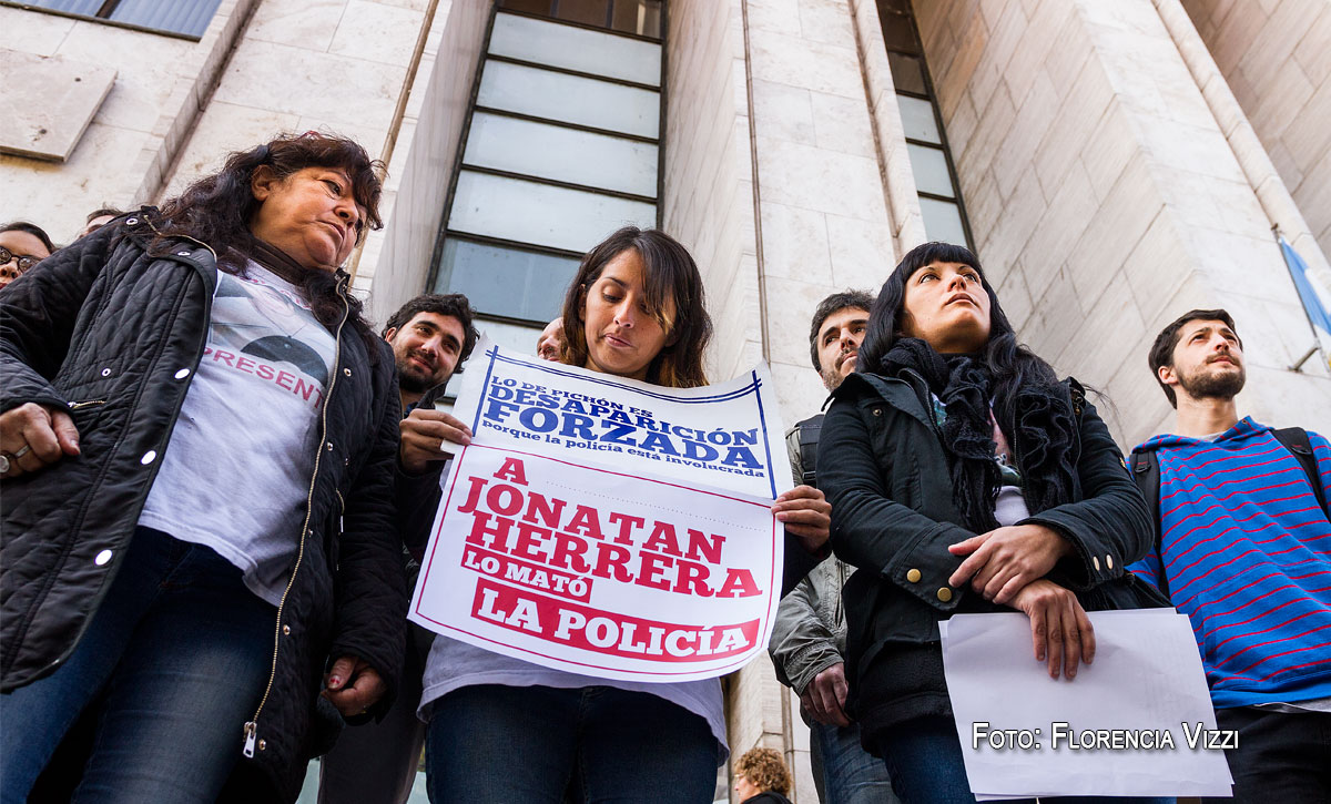 Justicia, justicia perseguirás… Familiares de Jonatan Herrera y Gerardo Escobar frente a los Tribunales Provinciales de Rosario