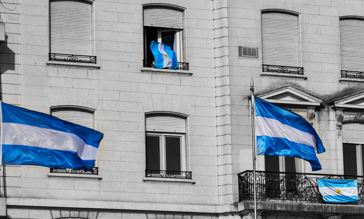 Balcones y ventanas de la ciudad con espíritu bien argento…