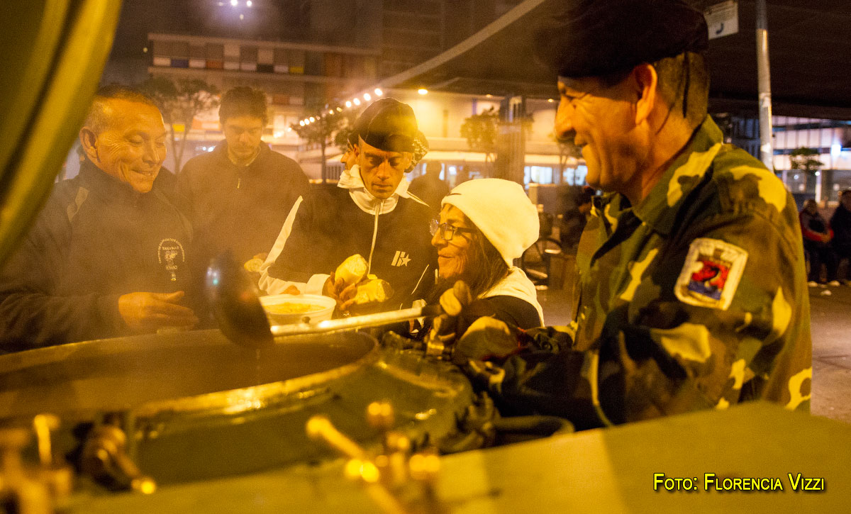 Las noches invernales son menos frías cuando los ex combatientes recorren la ciudad con un plato caliente para los que nada tienen.