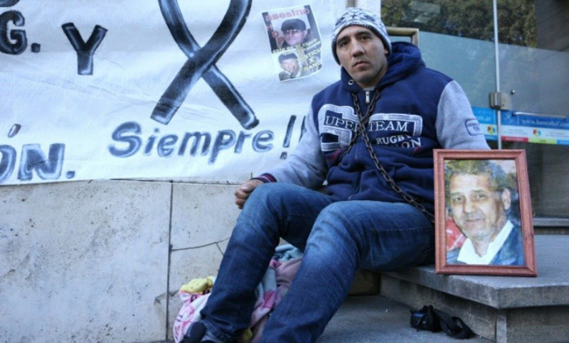 El hijo del remisero asesinado se encadenó en Tribunales para pedir justicia