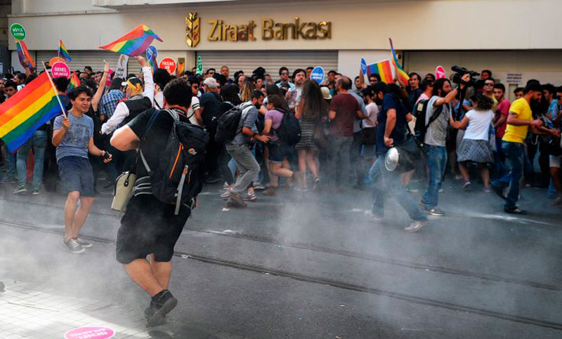 La policía turca dispersó con gases y balas de gomas una marcha homosexual