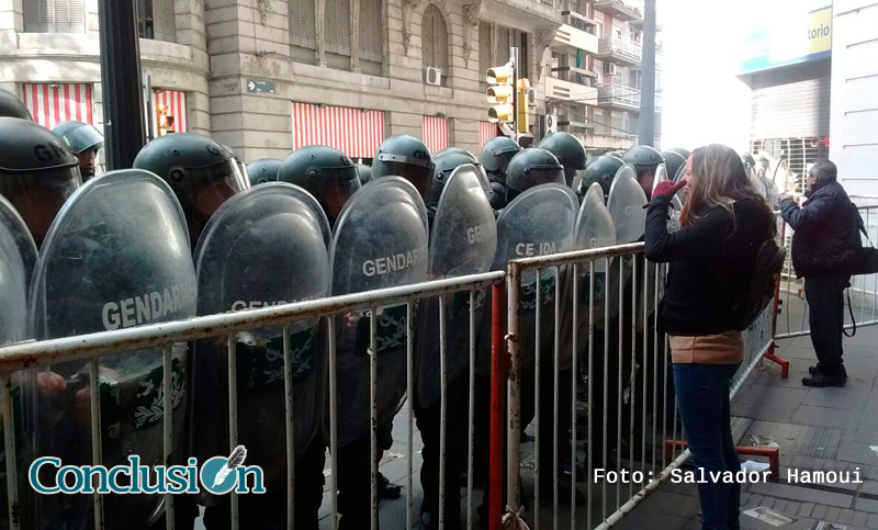 Polémica por las vallas en el Día de la Bandera
