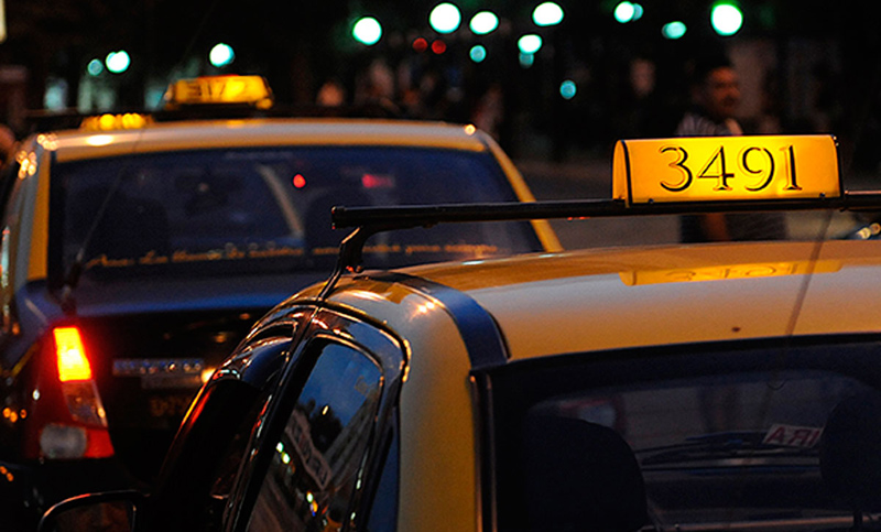 Noche violenta: un taxista apuñalado y otro asaltado en distintos puntos de la ciudad