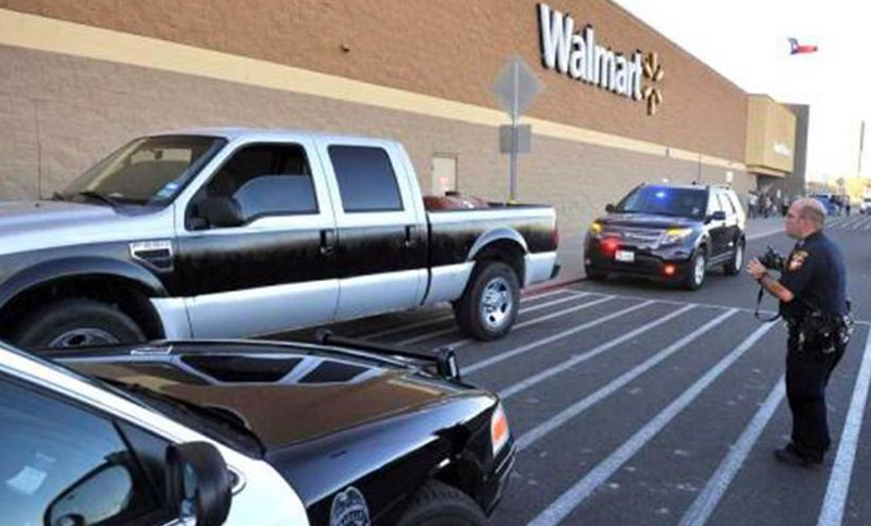 Policía dispara contra hombre armado en supermercado de Texas