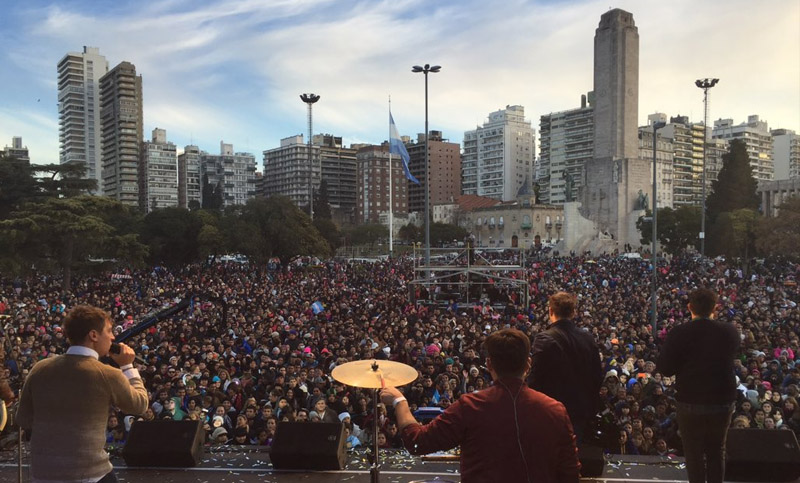 El Día de la Bandera culminó ante una multitud enfrente del Monumento