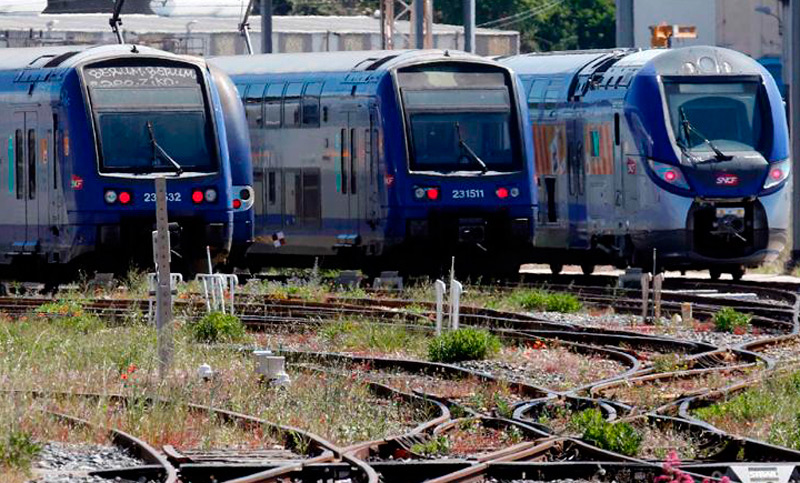 El primer ministro francés anunció concesiones a ferroviarios pero sigue la huelga