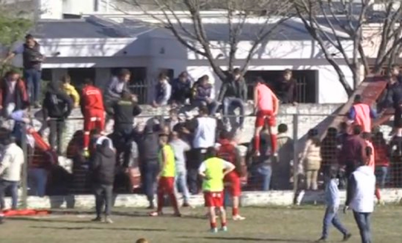 Se desmoronó una tribuna repleta de hinchas en una liga regional santafesina