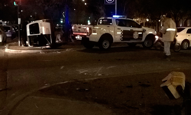 Utilitario volcó en la costanera y arrancó un semáforo