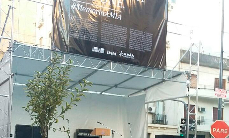 Macri llegó al acto en homenaje a las víctimas del atentado a la Amia