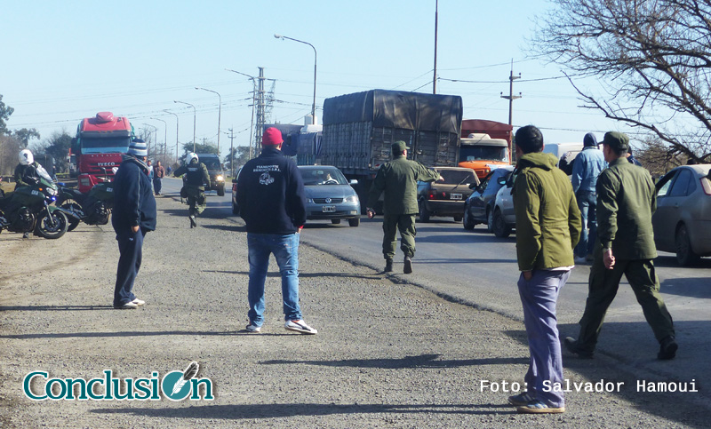 Protesta de camioneros en los accesos de Rosario y rutas santafesinas